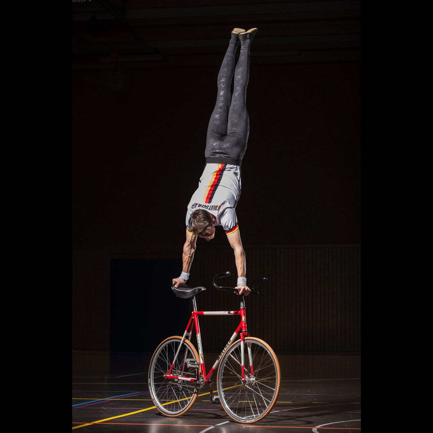 Max Maute im Handstand auf dem Kunstrad, Wettkampf